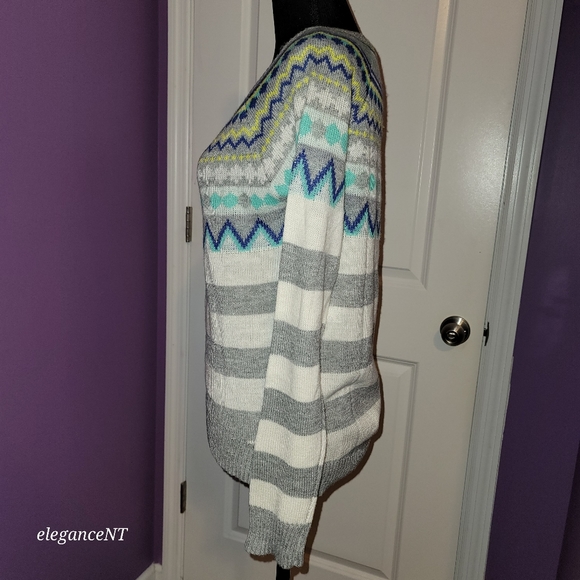 Red Camel Junior's Gray, White, Blue pattern Sweater Sz: M - Picture 2 of 9